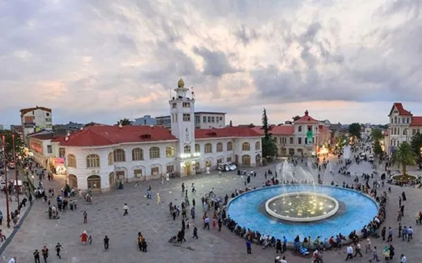 میدان شهرداری رشت؛ نبض تاریخ و فرهنگ در قلب شهر بارانها 11 11 610x380 1