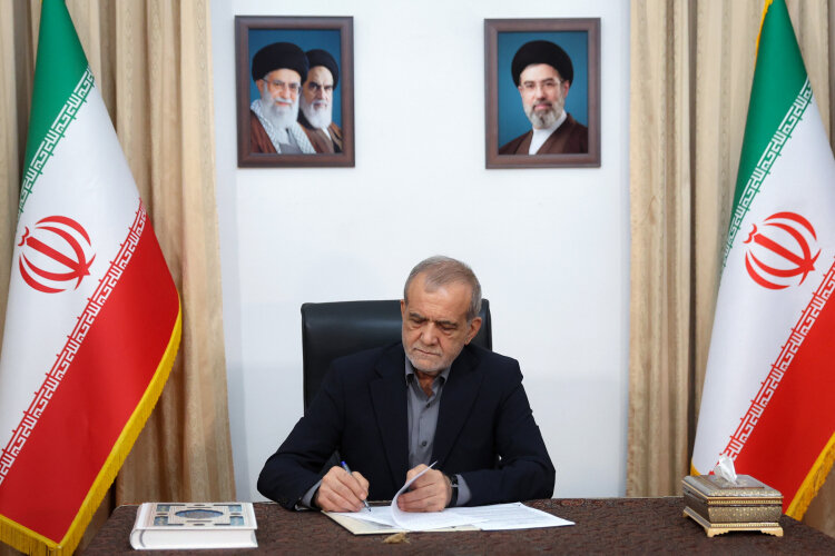 پزشکیان بیژن رنجبر را در هیئت امنای بنیاد نخبگان منصوب کرد