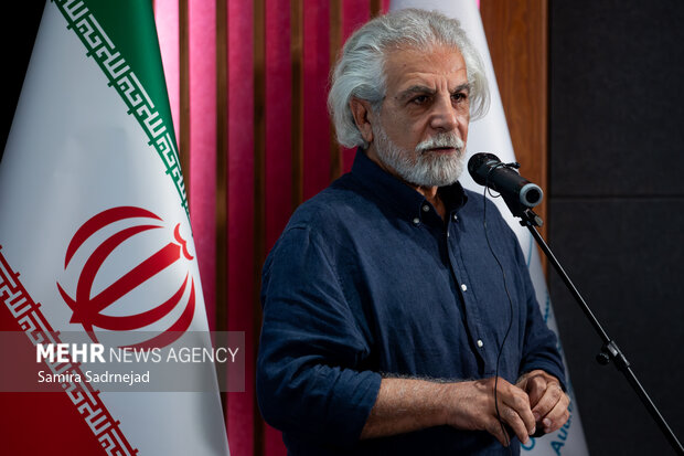 اهدای نشان درجه یک هنری به علیرضا داوودنژاد 14 اهدای نشان هنری درجه یک به علیرضا داوودنژاد
