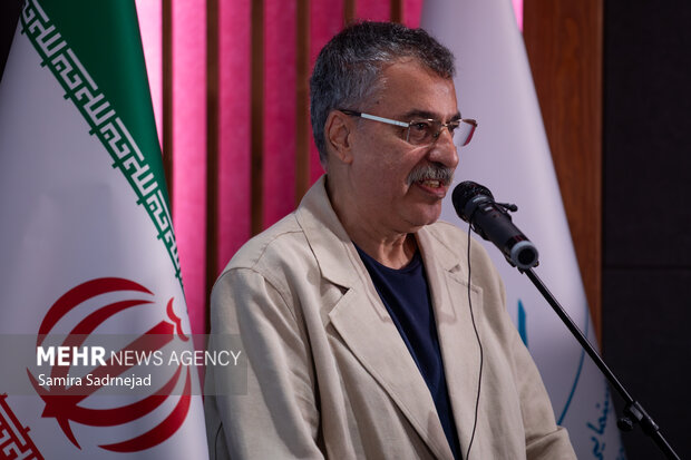 اهدای نشان درجه یک هنری به علیرضا داوودنژاد 22 اهدای نشان هنری درجه یک به علیرضا داوودنژاد
