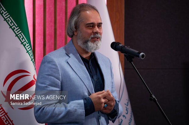 اهدای نشان درجه یک هنری به علیرضا داوودنژاد 29 علیرضا داوودنژاد در مراسم اهدای نشان درجه یک هنری