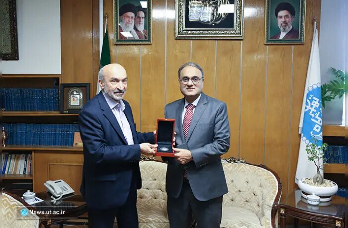 رئیس دانشگاه تهران و سفیر پاکستان در جلسه تقویت دیپلماسی علمی