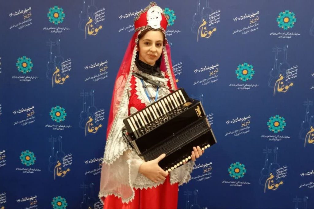نوجوان تبریزی قارمون و موسیقی موغام باید به نسلهای آینده برسد