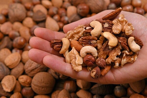مصرف روزانه یک مشت آجیل خطر فشار خون بالا را ۲۰ درصد کاهش می‌دهد