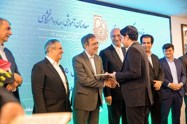 رئیس جهاد دانشگاهی هنر در گردهمایی سراسری کرمانشاه تقدیر شد